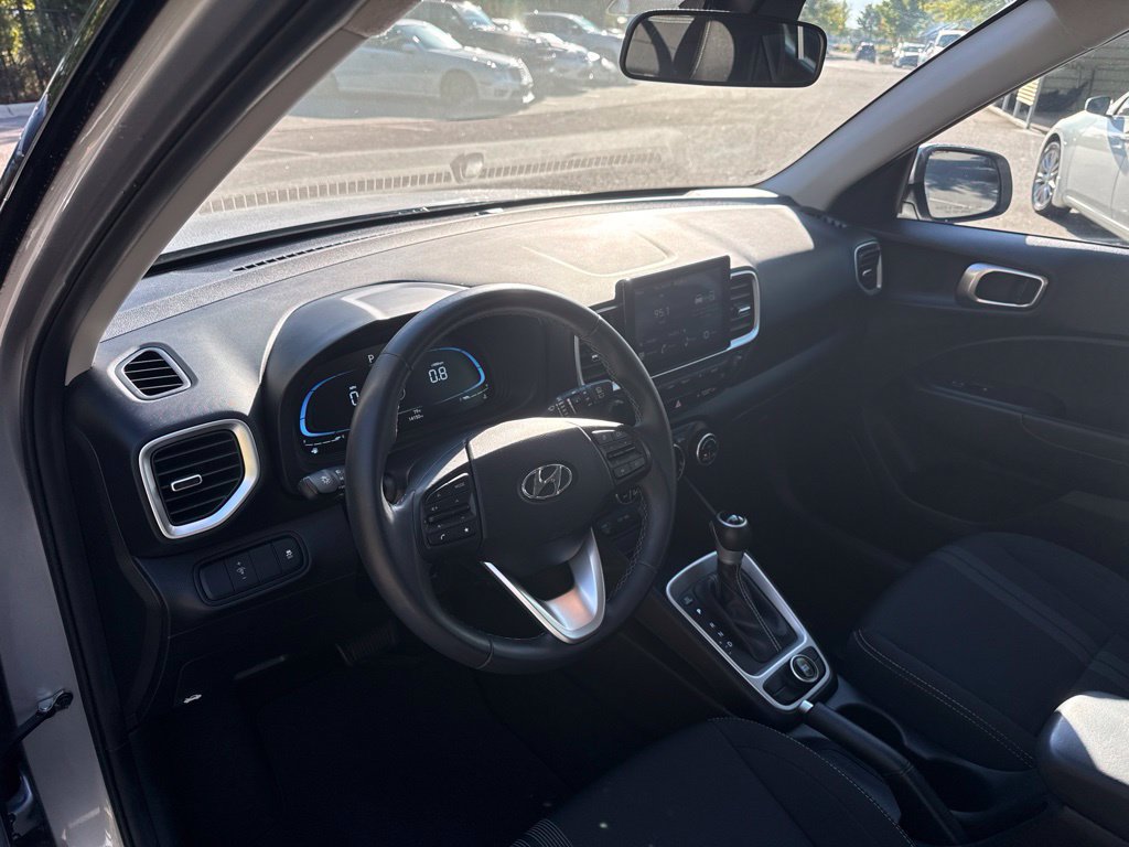 Used 2025 Hyundai Venue SEL FWD image 17
