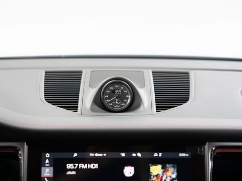 Used 2024 Porsche Macan image 19