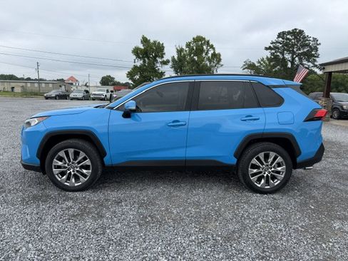 Used 2020 Toyota RAV4 XLE Premium FWD image 3