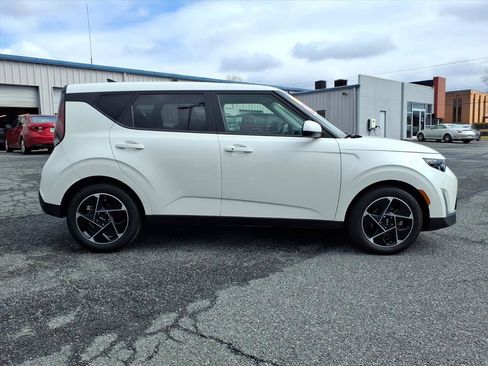 Used 2023 Kia Soul EX image 3