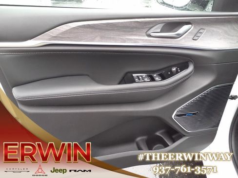 New 2023 Jeep Grand Cherokee Overland image 8