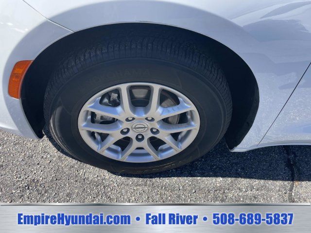 Used 2025 Chrysler Pacifica Select FWD image 12