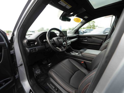 Used 2025 Honda Pilot TrailSport image 8