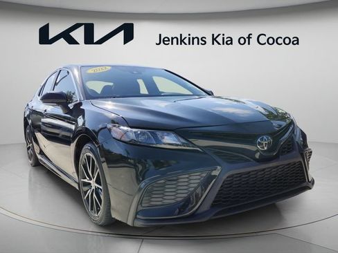 Used 2022 Toyota Camry SE FWD image 2