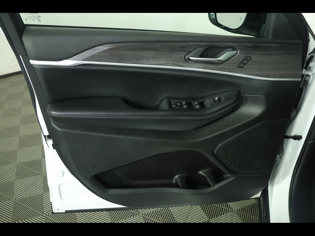 Used 2023 Jeep Grand Cherokee L Limited AWD/4WD image 24
