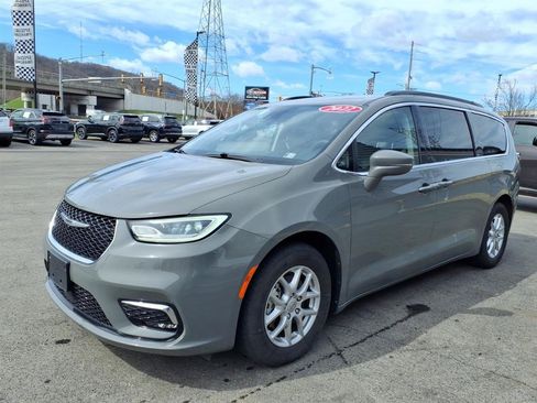 Used 2022 Chrysler Pacifica Touring-L FWD image 4