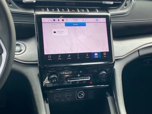 Used 2023 Jeep Grand Cherokee Limited image 9