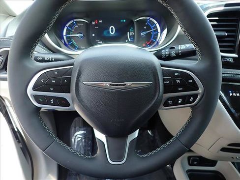Used 2023 Chrysler Pacifica Touring-L FWD image 14
