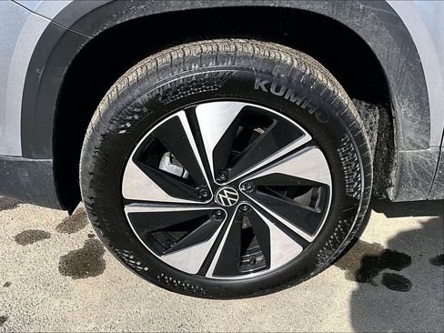 Used 2025 Volkswagen Taos SE w/ Panoramic Sunroof Package image 7