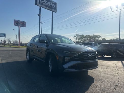 Used 2025 Hyundai Tucson SE image 2