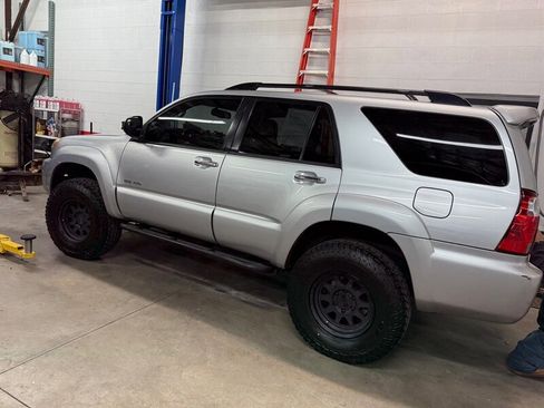 Used 2008 Toyota 4Runner SR5 AWD/4WD image 5