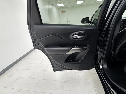 Used 2019 Jeep Cherokee Overland w/ Technology Group image 11