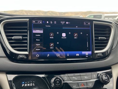 Used 2022 Chrysler Pacifica Touring-L image 17