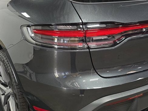 Certified 2025 Porsche Macan AWD/4WD image 31