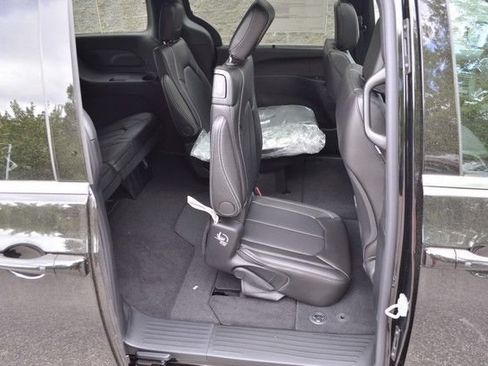 New 2027 Chrysler Pacifica Select AWD/4WD image 34