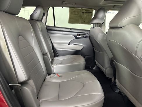 Used 2020 Toyota Highlander XLE image 31