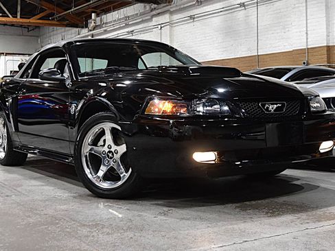 Used 2004 Ford Mustang GT RWD image 2