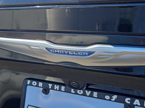 Used 2018 Chrysler Pacifica L FWD image 25