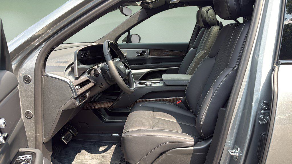 Certified 2026 Cadillac Vistiq Sport w/ LPO, Floor Liner Package AWD/4WD image 23