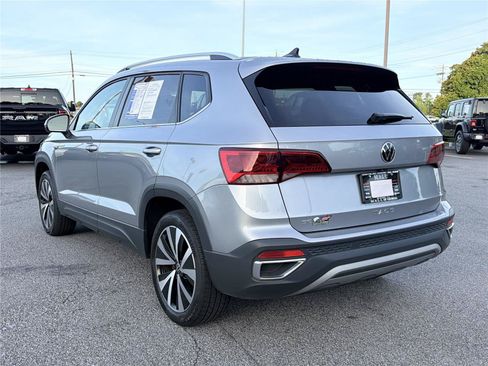 Used 2024 Volkswagen Taos SE FWD image 7