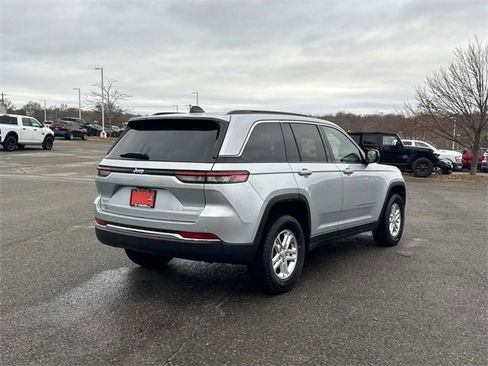 Used 2024 Jeep Grand Cherokee Laredo image 5