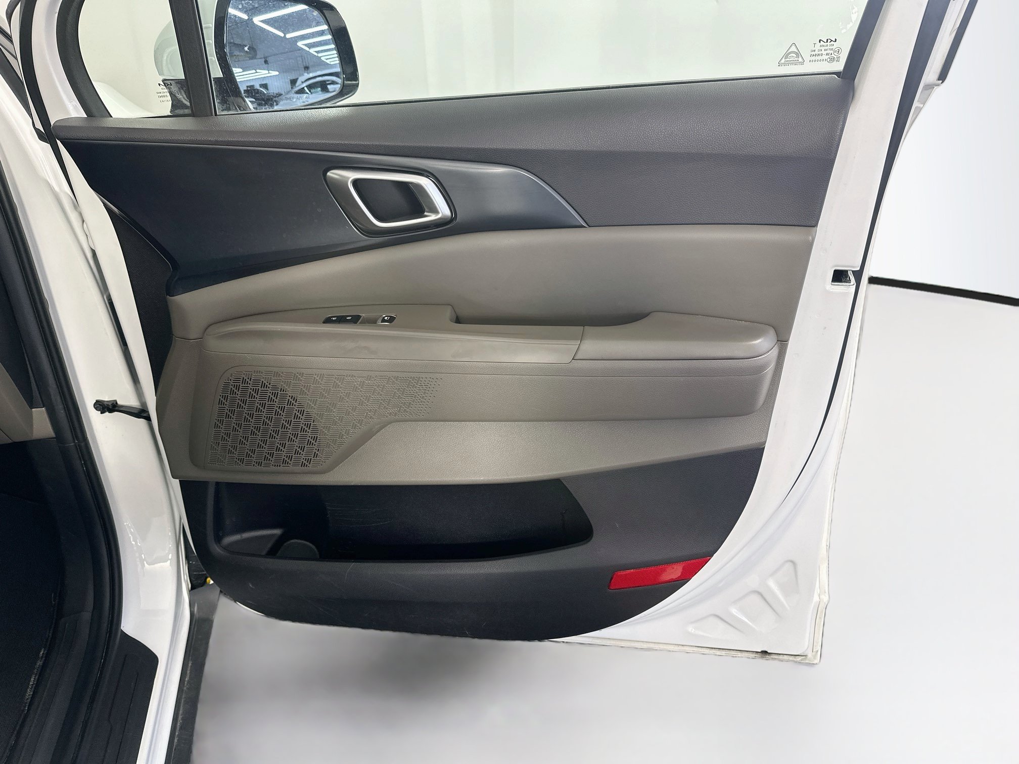 Used 2025 Kia Carnival FWD image 33