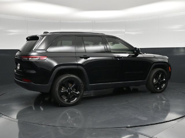 Used 2023 Jeep Grand Cherokee Limited w/ Black Appearance Package AWD/4WD image 4