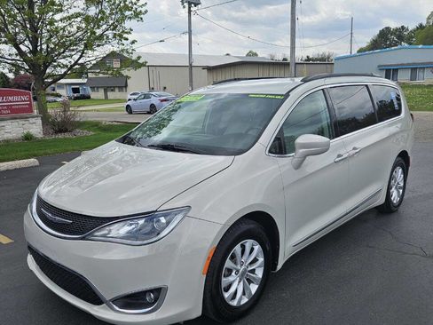 Used 2017 Chrysler Pacifica Touring-L FWD image 1