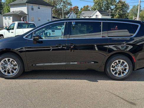 New 2026 Chrysler Pacifica Select image 4