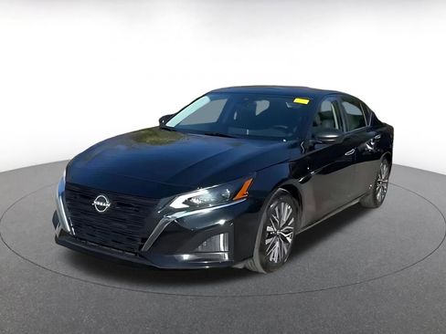Used 2025 Nissan Altima 2.5 SV image 4