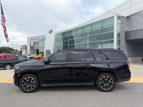 Used 2022 Chevrolet Suburban RST w/ Luxury Package RWD image 2
