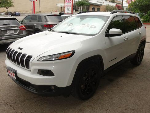 Used 2018 Jeep Cherokee Latitude w/ Altitude Package AWD/4WD image 3