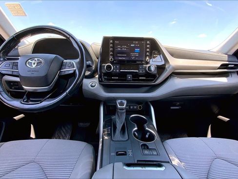 Used 2021 Toyota Highlander LE FWD image 15