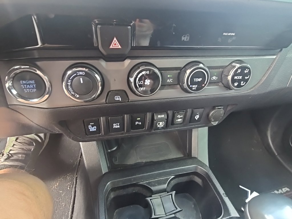 Used 2018 Toyota Tacoma TRD Off-Road w/ Technology Package AWD/4WD image 18