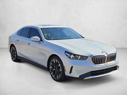 Used 2024 BMW 530i w/ Convenience Package RWD image 3