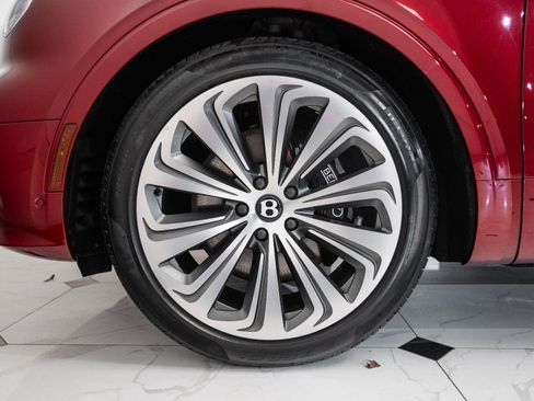 Used 2025 Bentley Bentayga image 6