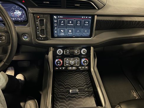 Used 2024 GMC Yukon Denali w/ Advanced Technology Package image 16