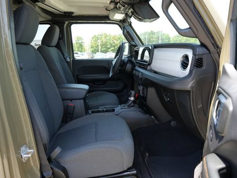 Used 2026 Jeep Wrangler Unlimited Sahara AWD/4WD image 22