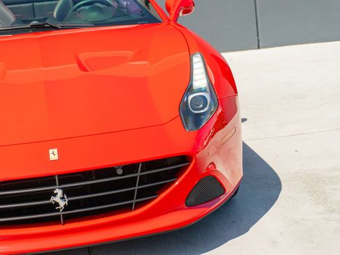 Used 2017 Ferrari California T RWD image 26