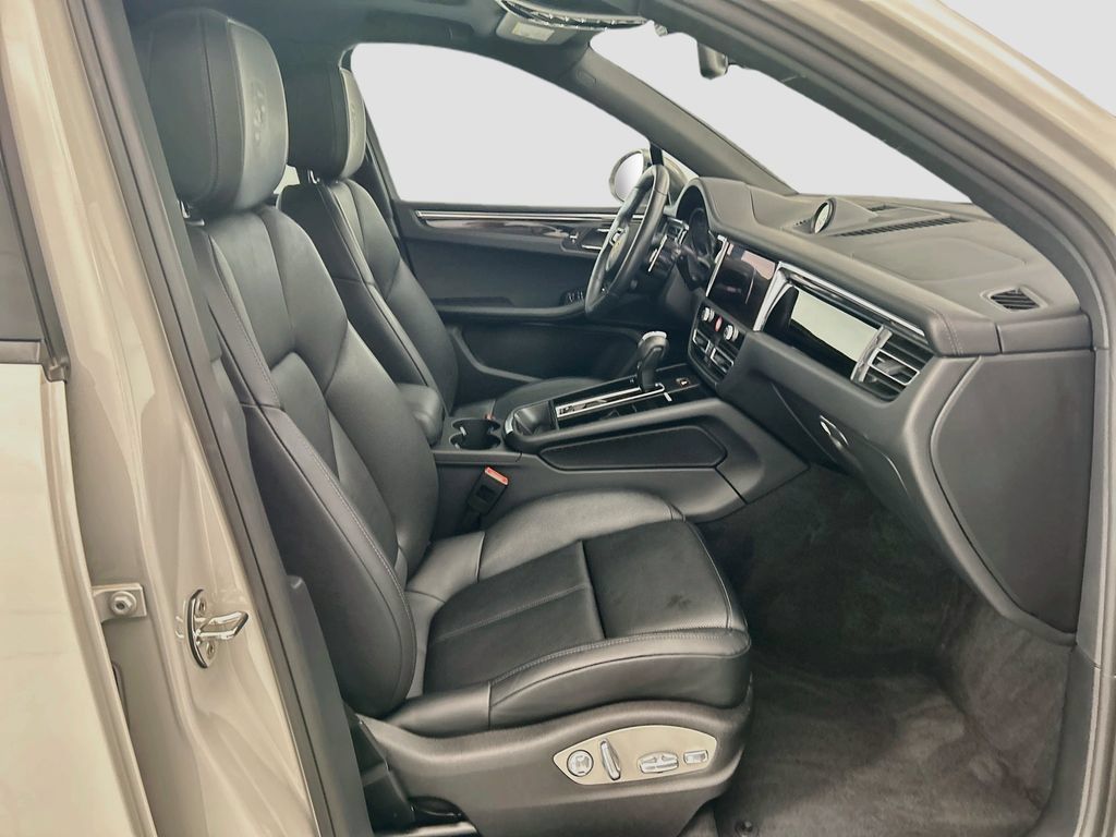 Certified 2025 Porsche Macan Turbo AWD/4WD image 21