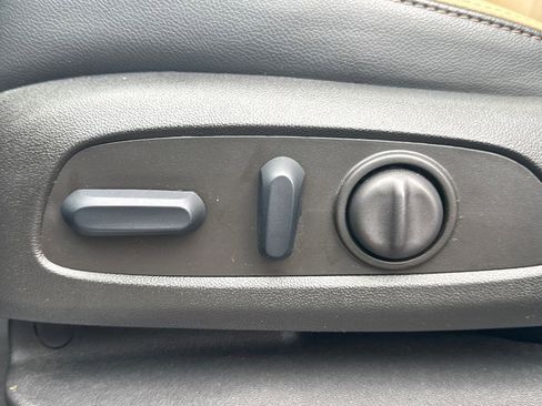 Used 2023 Chevrolet Equinox Premier image 24