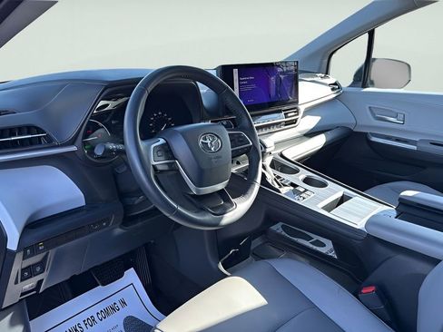 Used 2025 Toyota Sienna XLE image 24