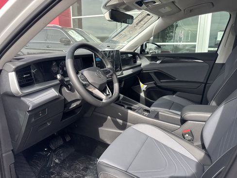 New 2026 Volkswagen Tiguan SE FWD image 10