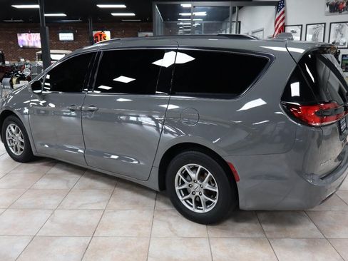 Used 2021 Chrysler Pacifica Touring w/ Cold Weather Group FWD image 3