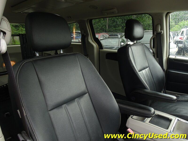 Used 2016 Chrysler Town & Country Touring FWD image 20