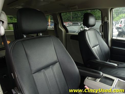 Used 2016 Chrysler Town & Country Touring FWD image 20