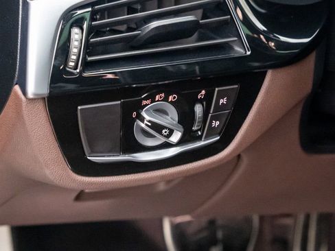 Used 2021 BMW M550i xDrive w/ Dynamic Handling Package image 21