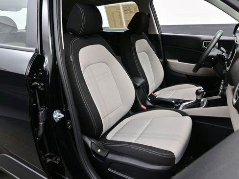 Certified 2025 Hyundai Venue SEL image 13