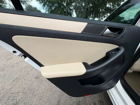 Used 2011 Volkswagen Jetta SE FWD image 22