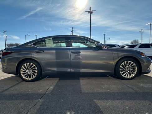 Used 2019 Lexus ES 300h w/ Luxury Package image 12